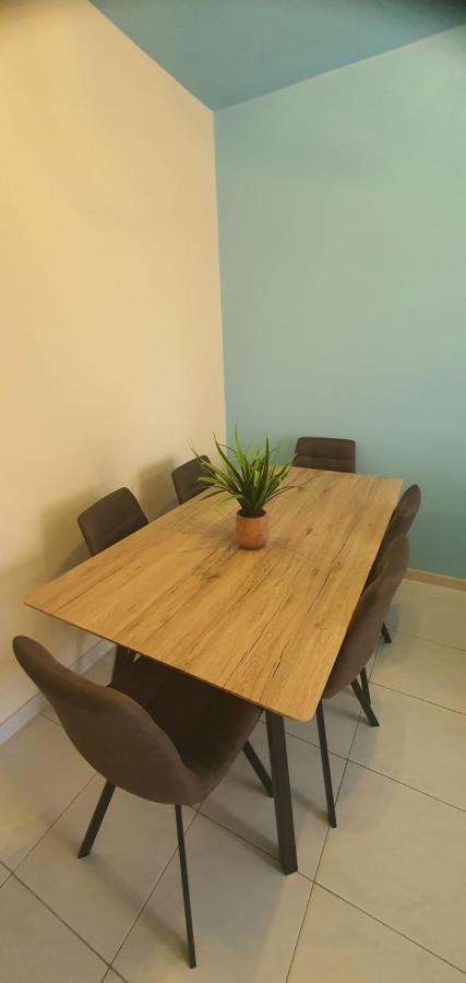 Stefaris "Koutsou Court 105" Apartamento Larnaca Exterior foto